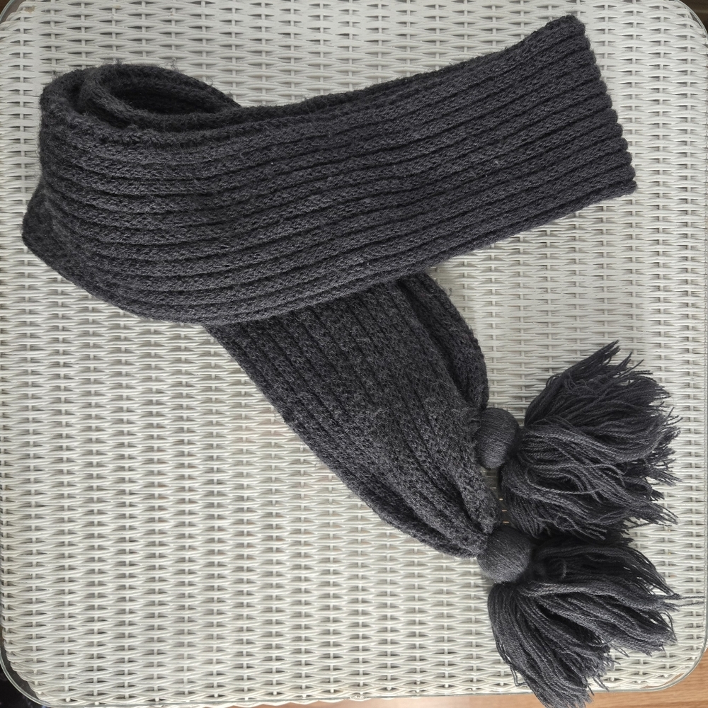 Chic Dark Gray Knit Scarf with Tassels